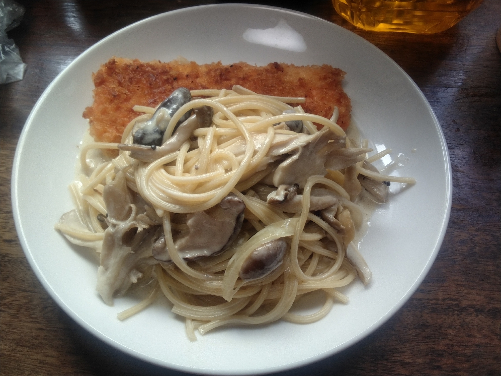 サーモンフライときのこクリームパスタ
