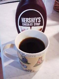 余ってたチョコソース、コーヒーに入れてみました。甘いコーヒーはデザート感覚～で美味しいです！