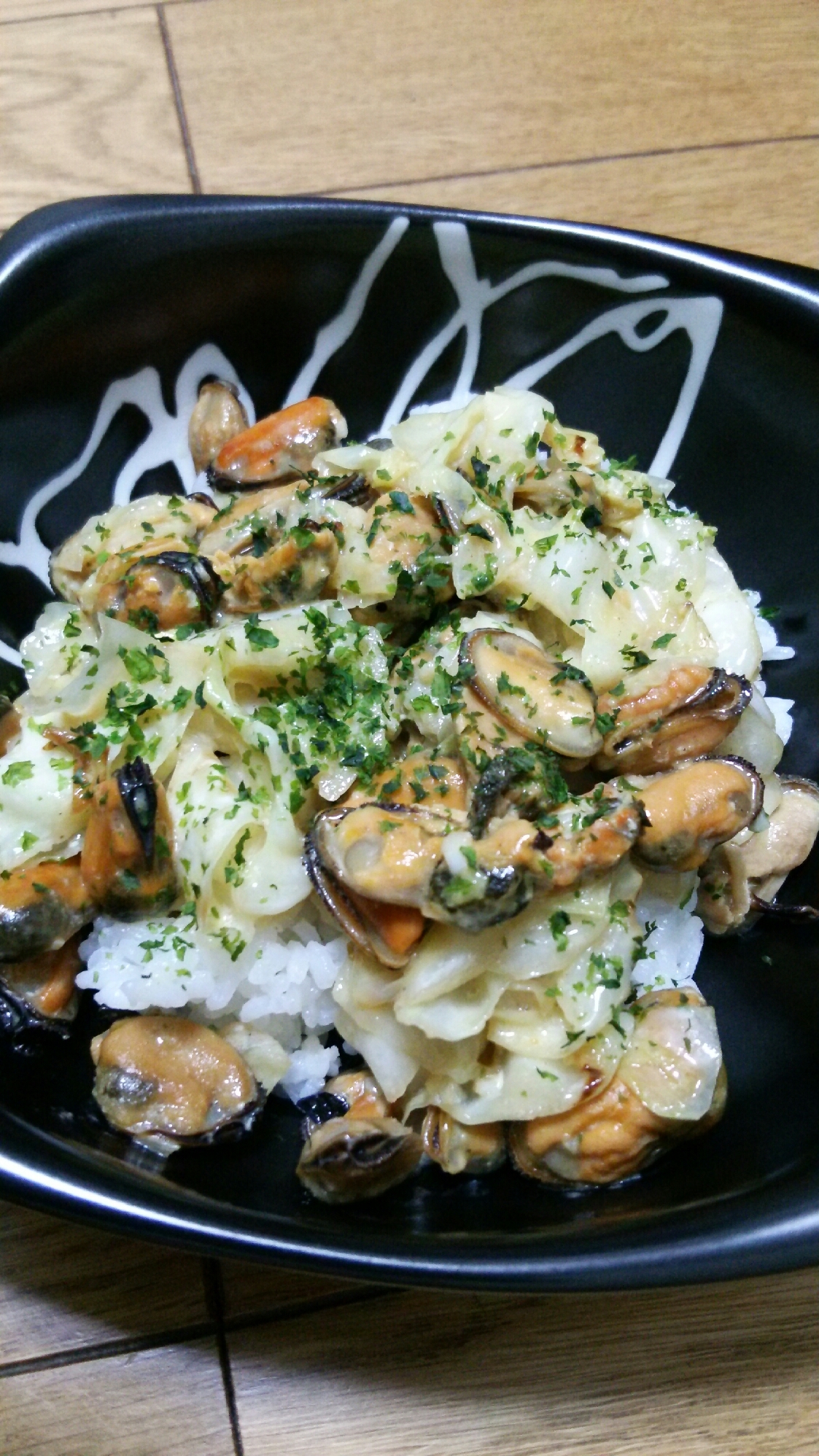 ムール貝とキャベツのガリバタ醤油丼