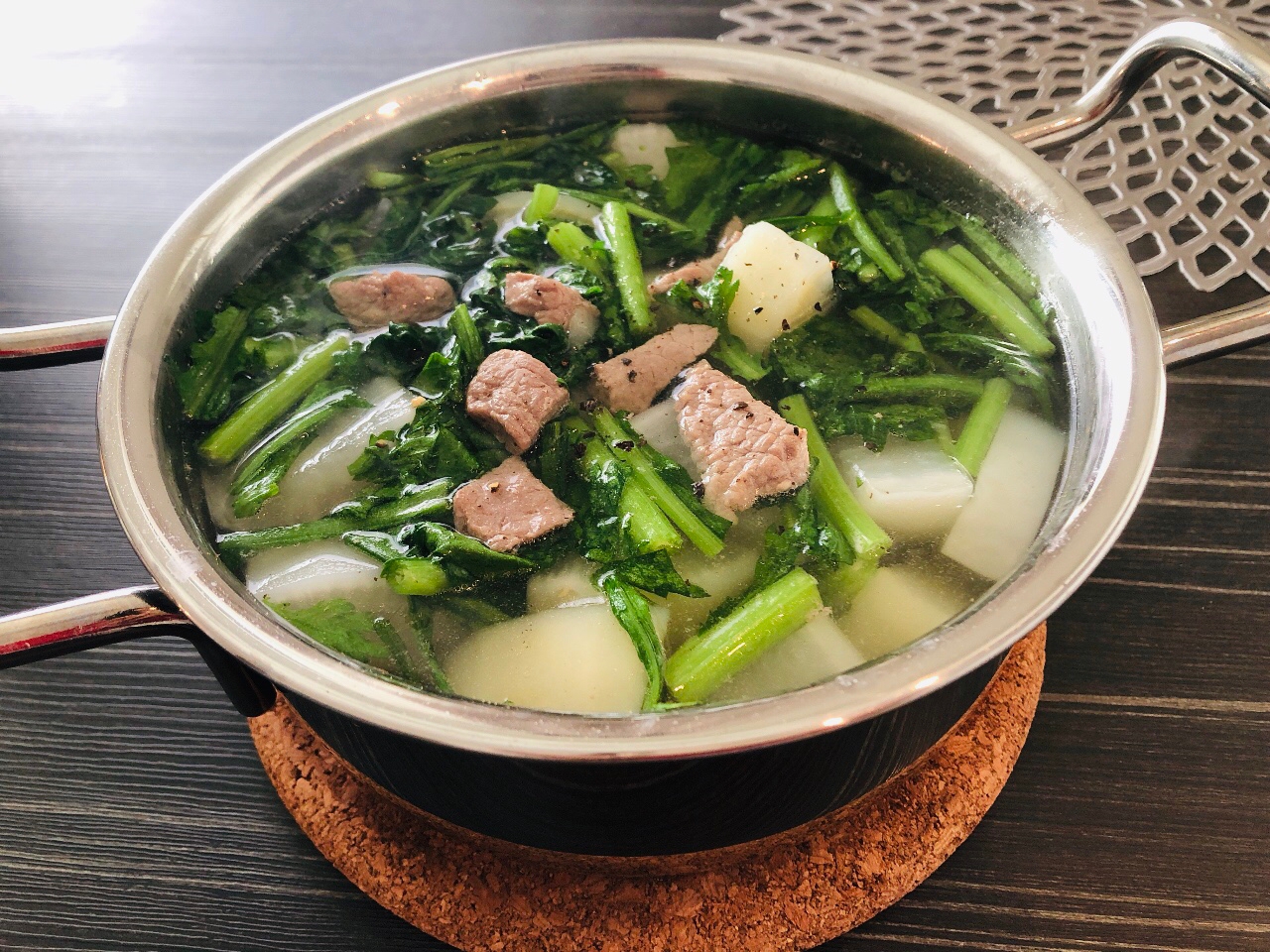 牛肉と大根、春菊のすっきり煮込みスープ