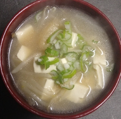 豆腐ともやしと油揚げの味噌汁