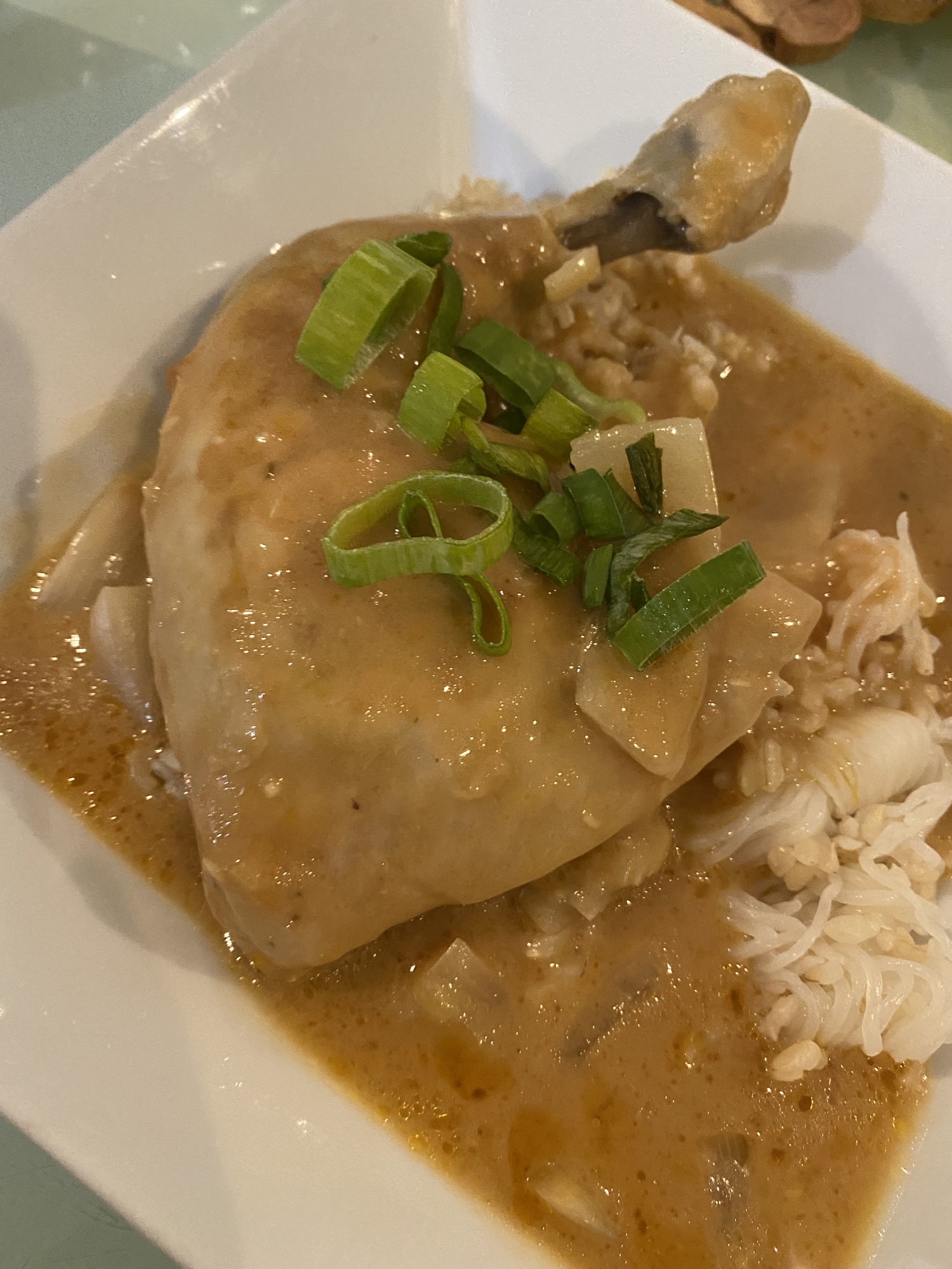 鍋でコトコト煮込んだシンプル鶏肉料理