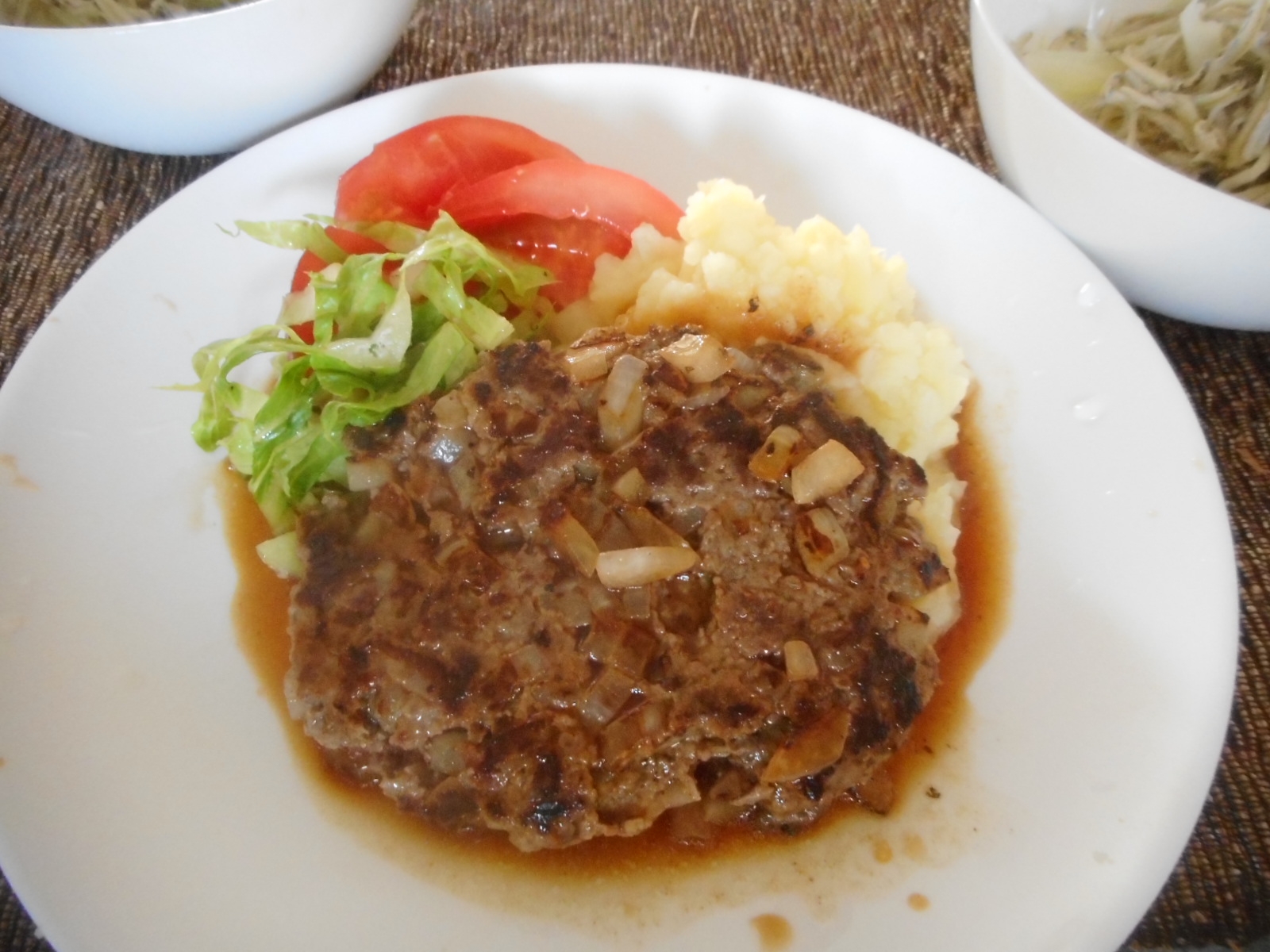 ビーフハンバーグ　マッシュポテト添え