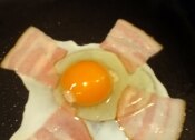 目玉焼きをチョット豪華に☆ベーコンエッグ レシピ・作り方 by ライム