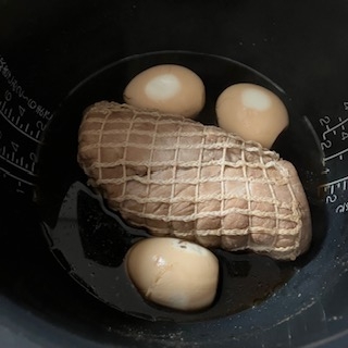炊飯器でチャーシューが出来るなんて！
炊きあがった後裏返して保温する時に、丁度作ってあった茹で卵も入れて味玉も出来ました。
ご馳走様でした(*´︶`*)♡