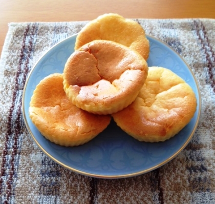 一口ｻｲｽﾞのｼﾘｺﾝｹｰｽで焼きました！
ﾐｷｻｰで混ぜるとはﾅｲｽｱｲﾃﾞｱですよね♪
思っていたより、軽くてﾌﾜﾌﾜした感じがとても気に入りました☆