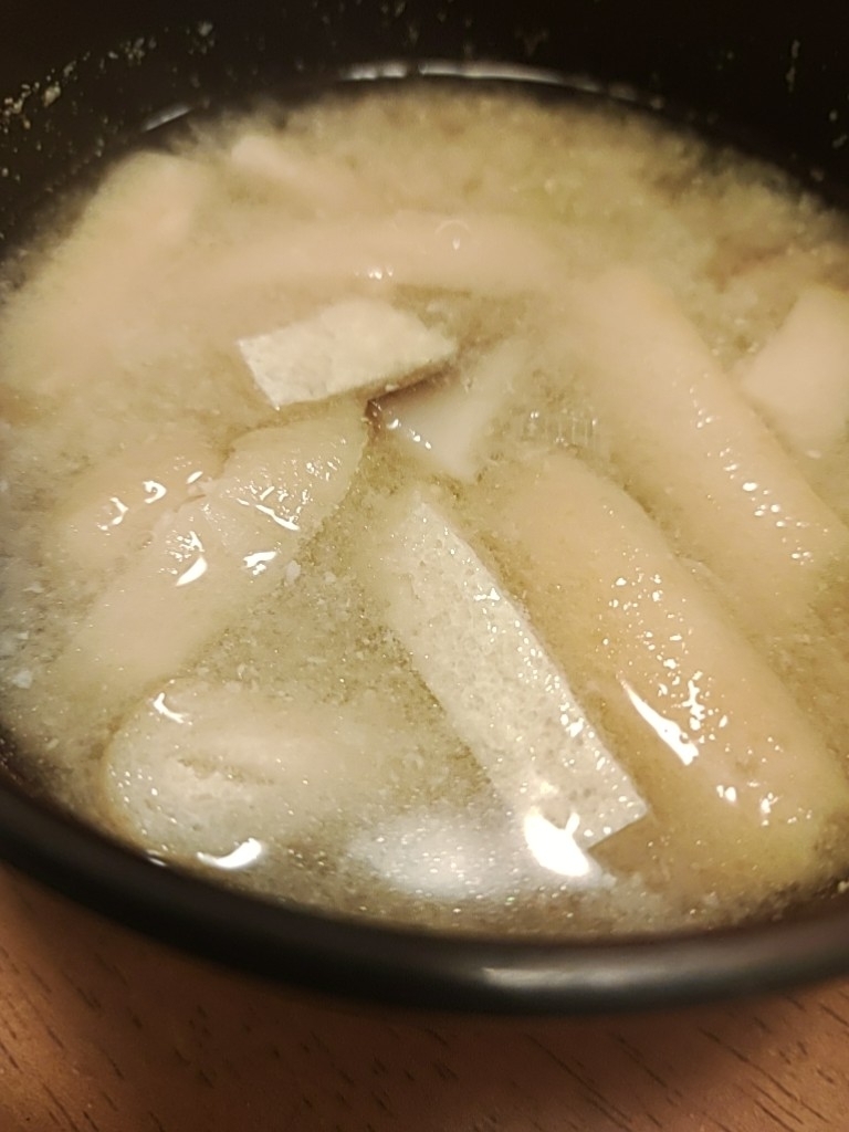 白ネギと椎茸と油揚げの味噌汁