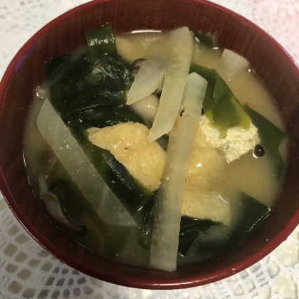 おはようございます。
大根と油揚げとわかめの組み合わせが、とても美味しかったです。
寒くなって来たので、大根のお味噌汁はいいですね。
ご馳走様でした。