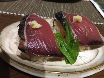 こんばんは〜
鰹たたきを買って来たので、お寿司作りました。
なかなかイケましたよ(^_−)−☆
いつもお刺身で食べるだけなので、変わった食べ方美味しかったです。