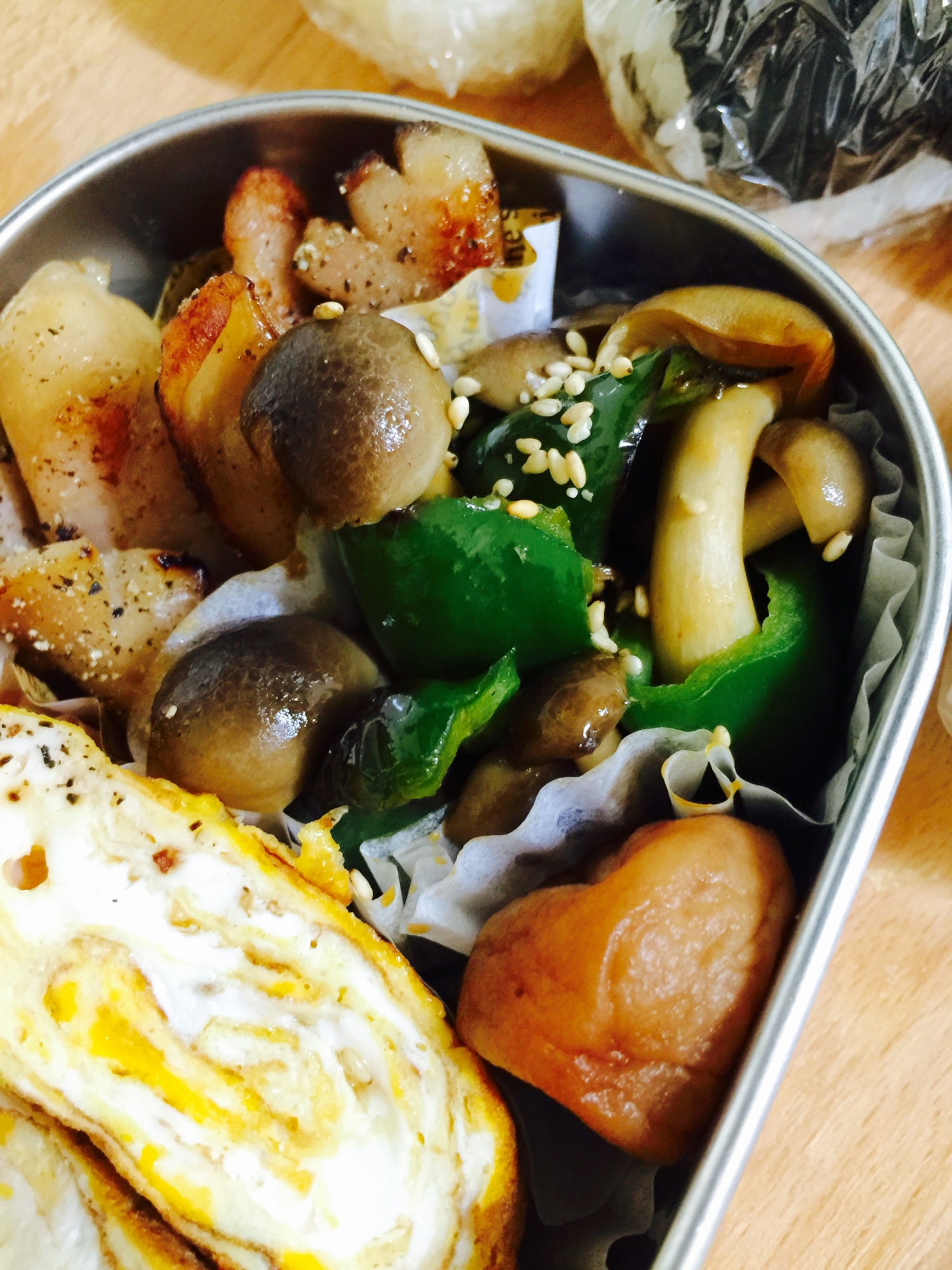 お弁当のおかず!しめじとピーマンの豆板醤炒め