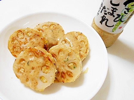 鶏挽き肉でれんこんはさみ焼き わさびごまだれで♪ レシピ・作り方 by