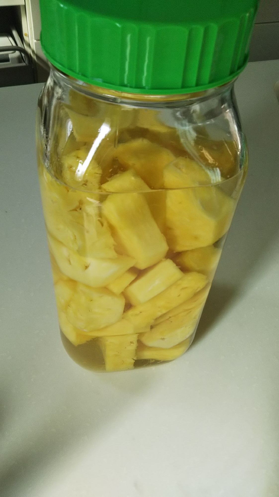 保存瓶にパイナップル酒が漬けてある