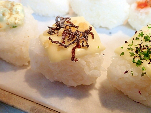 チーズと天かすと塩昆布の焼きおにぎり