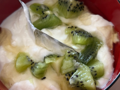 今日のヨーグルト♡キウイ混ぜてバナナレーズンのせて