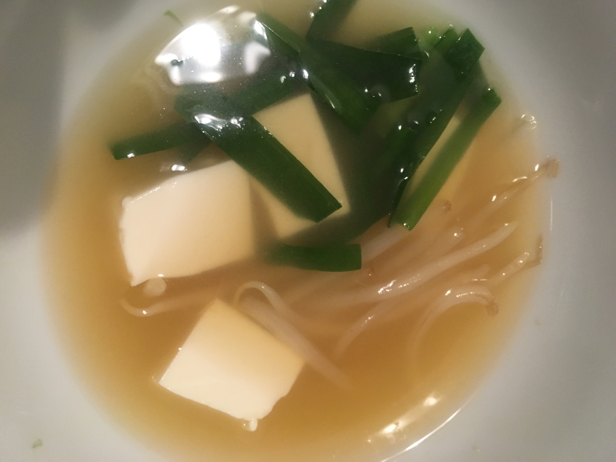 豆腐、ニラ、もやしの味噌汁