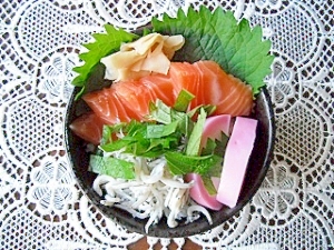 サーモンとしらすと蒲鉾の三色ちらし寿司