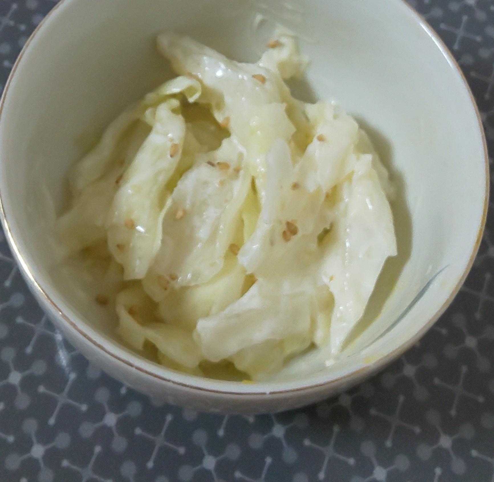 キャベツと国産チーズのゴマネーズサラダ