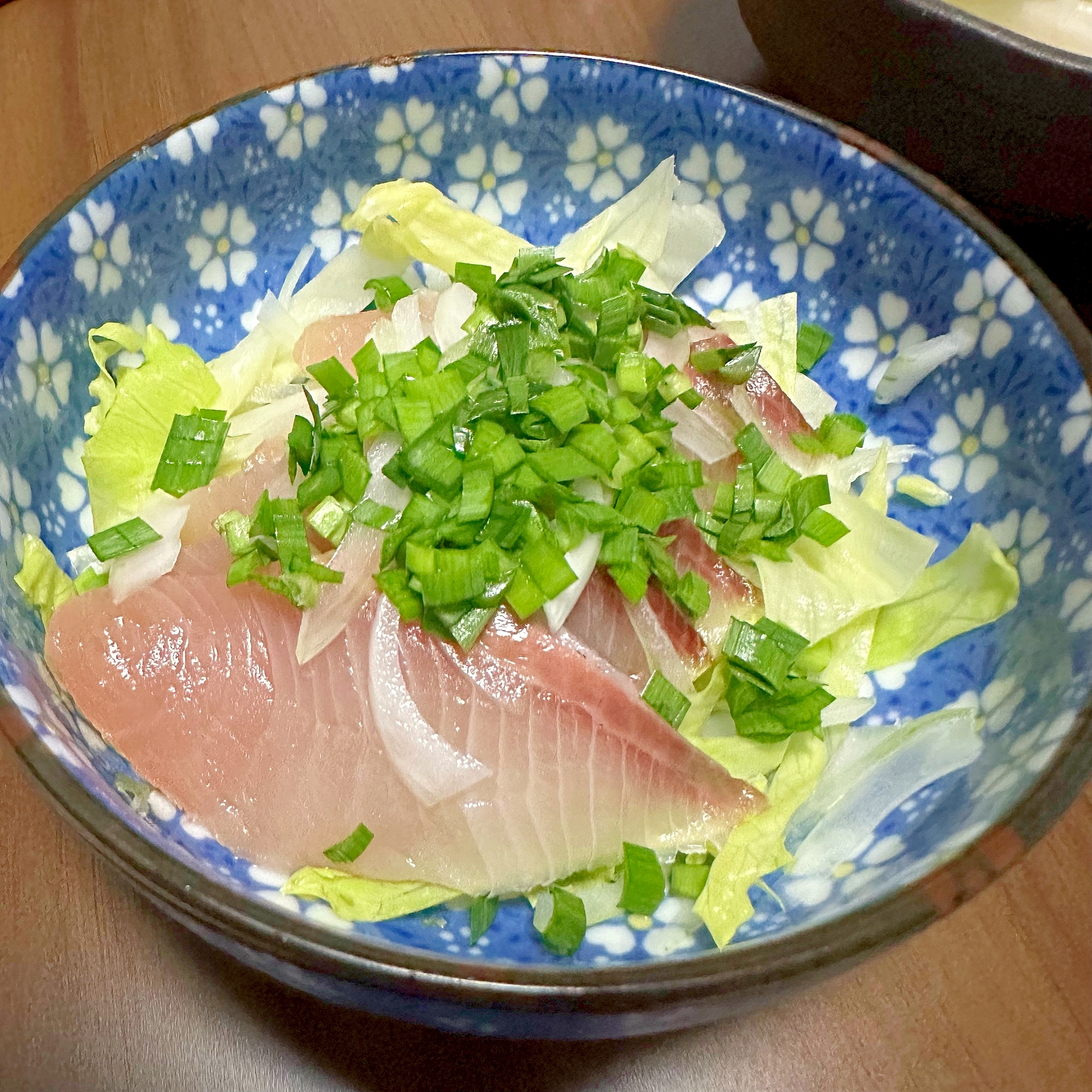 ブリの刺身と新玉ねぎとニラ ₊❀̥୭