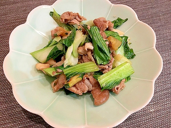 白色の花型の皿に盛られた豚肉とズッキーニとエリンギのナンプラー炒め