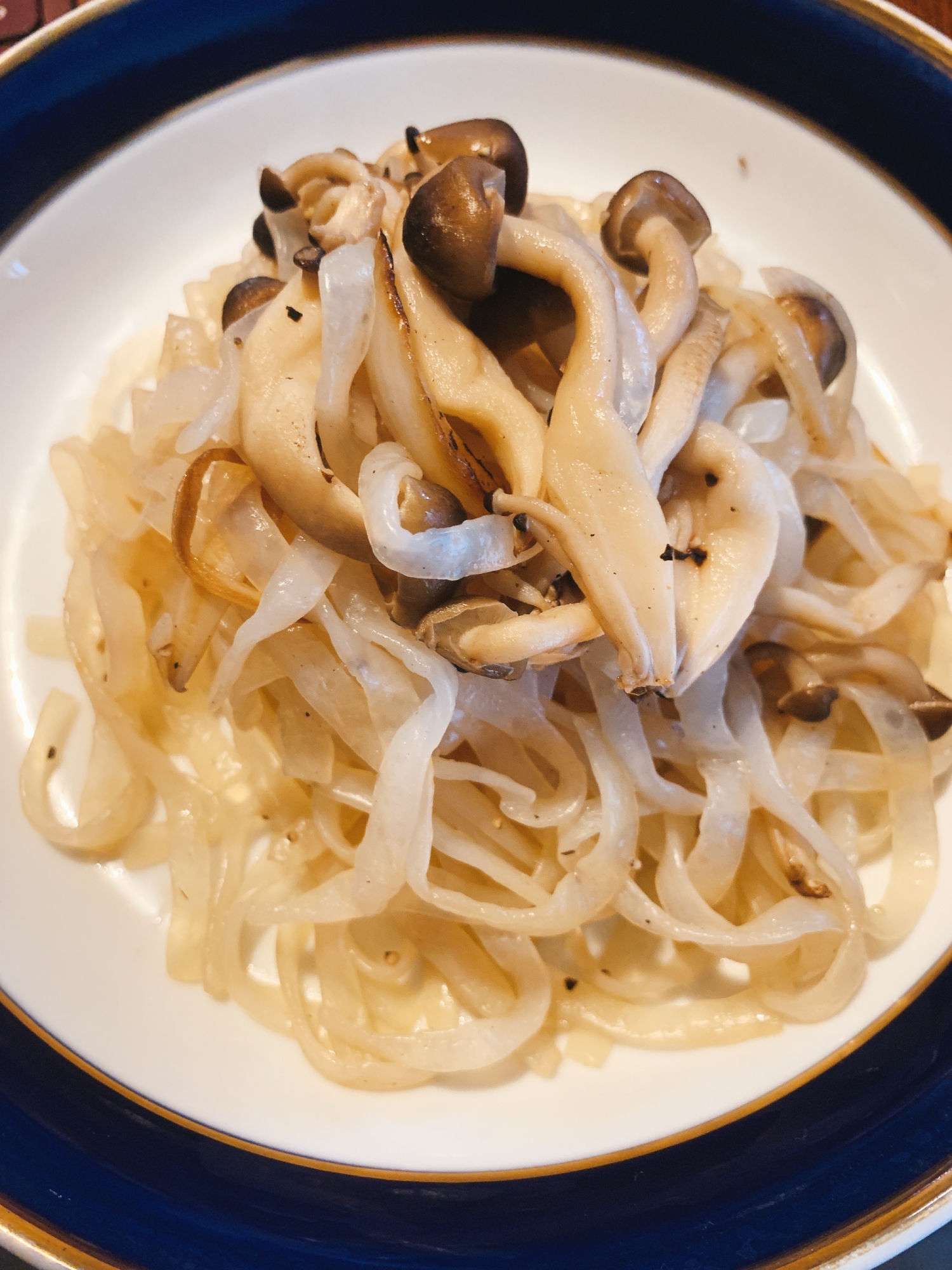 蒟蒻麺で、しめじと玉ねぎの和風パスタ風