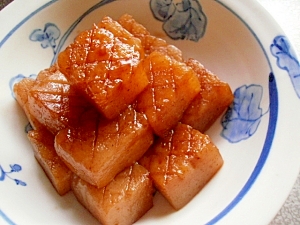 小鉢に盛り付けたこんにゃくのオランダ煮