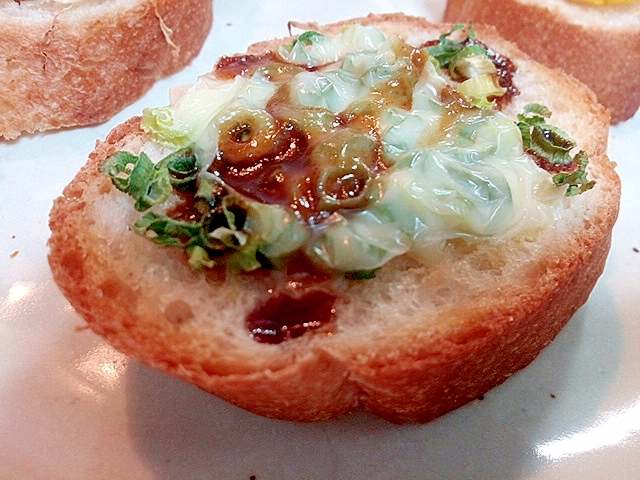 葱とチーズとお好みソースのバゲット