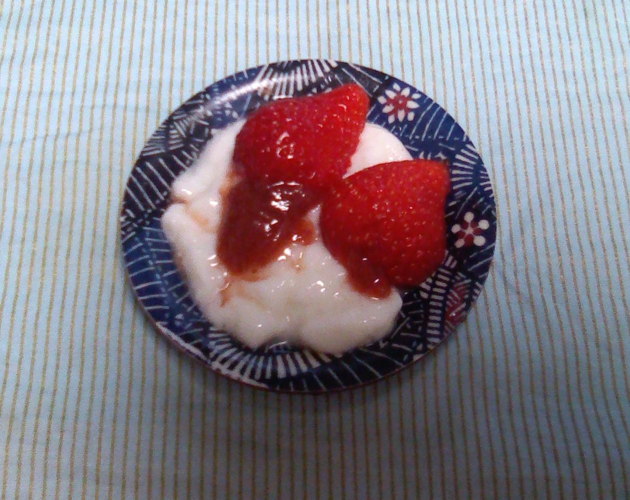 いちごとイチゴジャムヨーグルト