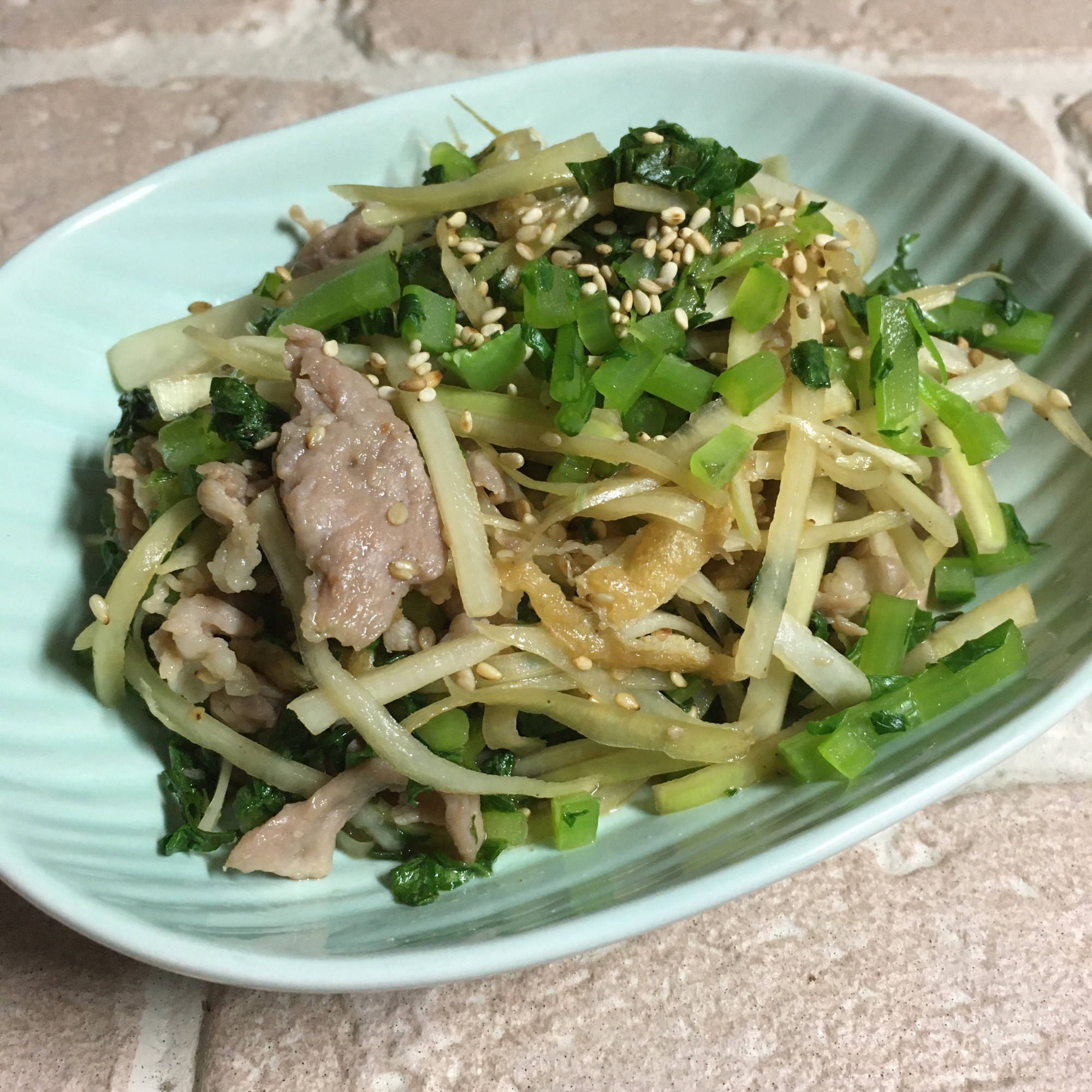 大根の皮と油揚げと豚肉の炒め物♪