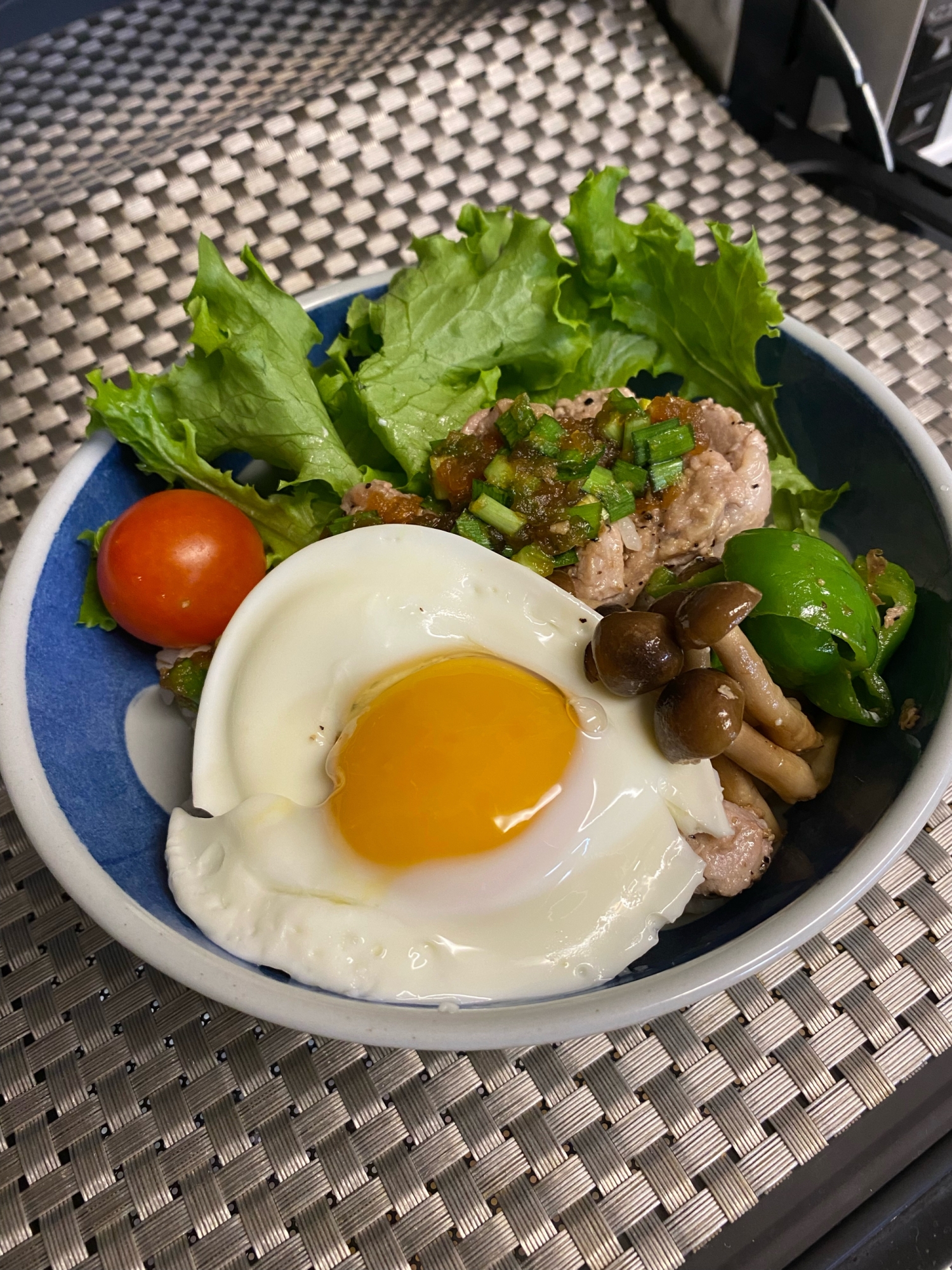 ニラ＋玉ねぎ醤油だれで❣️豚ヒレ肉のステーキ丼