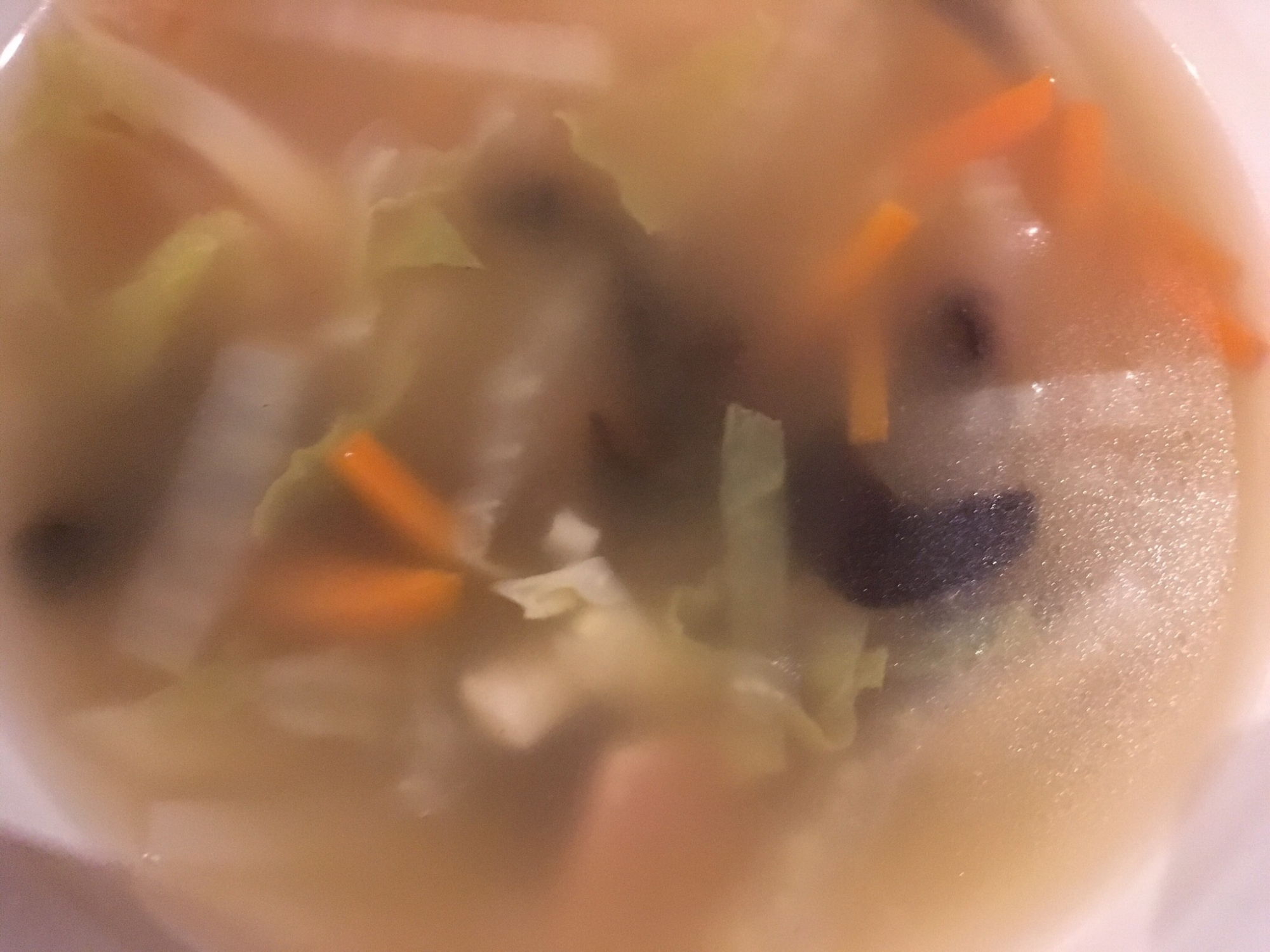 白菜とキクラゲと人参とベーコンのスープ