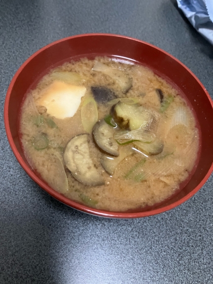 黒くならないですよ☆茄子と豆腐の美味しいお味噌汁