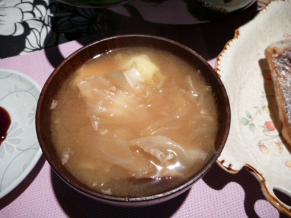 こんにちわ♪キャベツの味噌汁にゴマ油。
初めての体験だけど、クセになる美味しさだね (^_^)
中華風になって、美味しいスープのようでした☆
ごちそう様でした♥