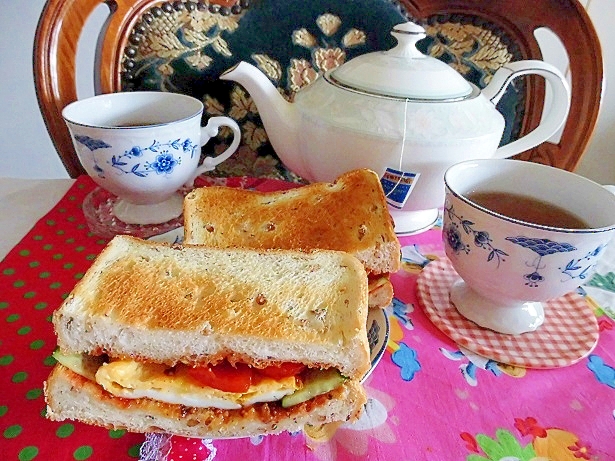 ライ麦食パンのトーストサンド