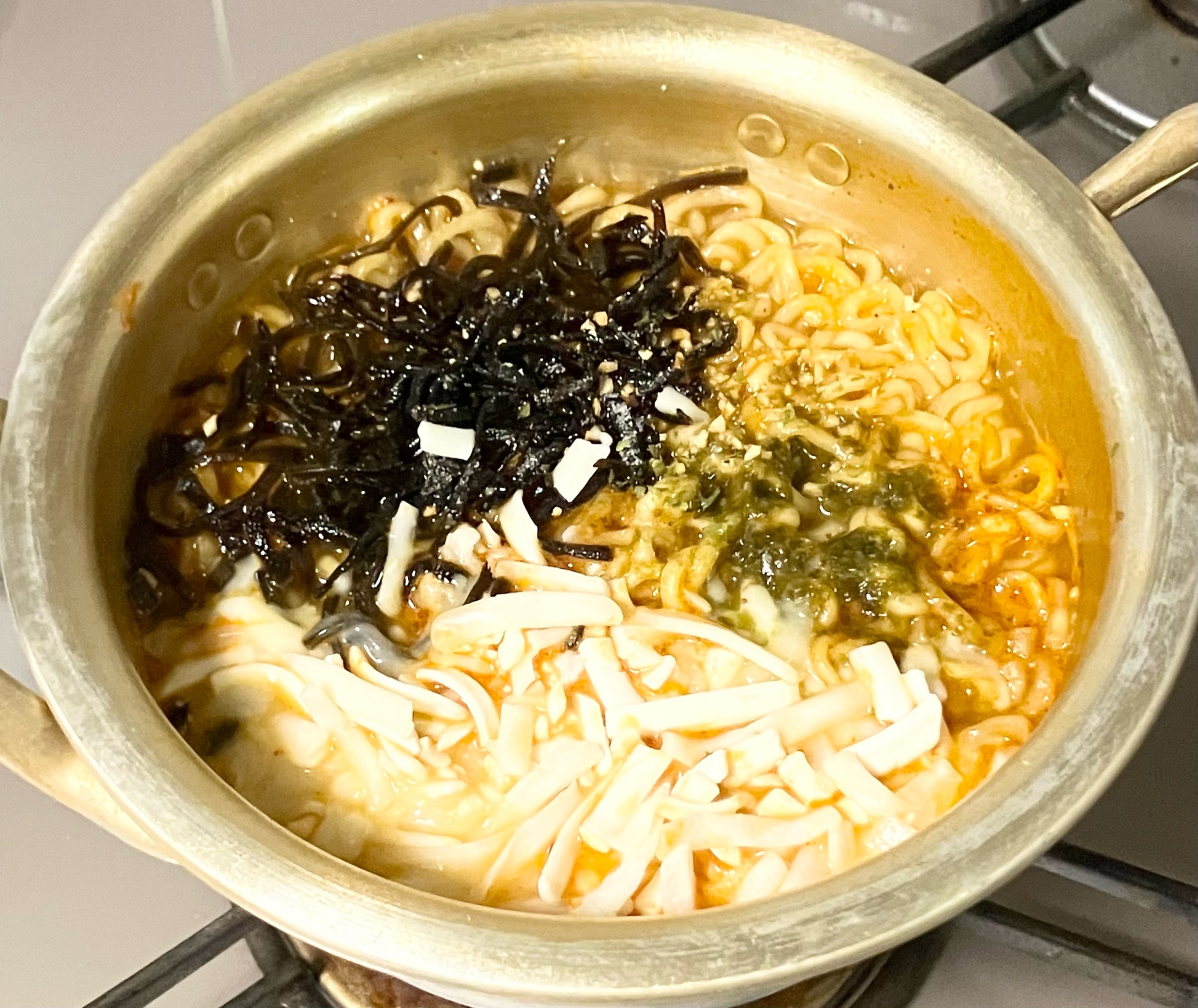 簡単☆塩昆布とチーズと青のり入り辛ラーメン