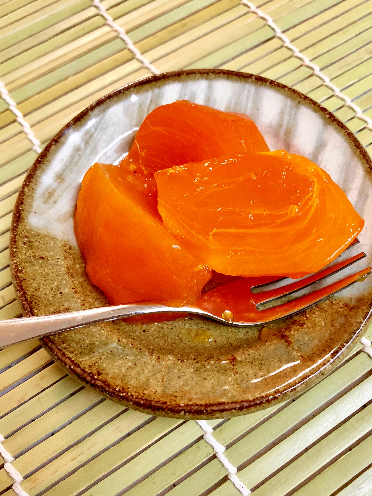 冷凍した柿を皿に盛り付けたもの