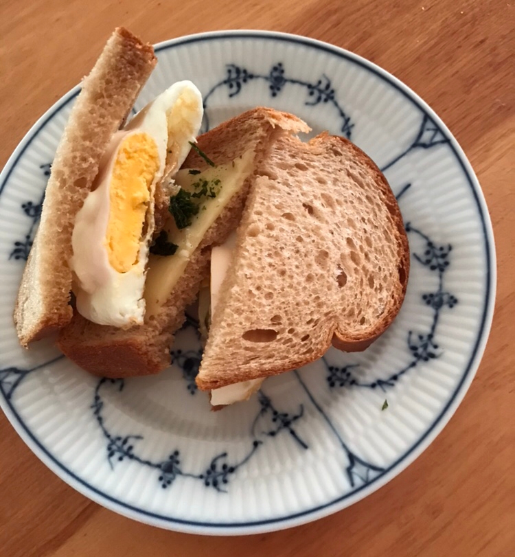 目玉焼きとあおさ海苔のチーズサンド