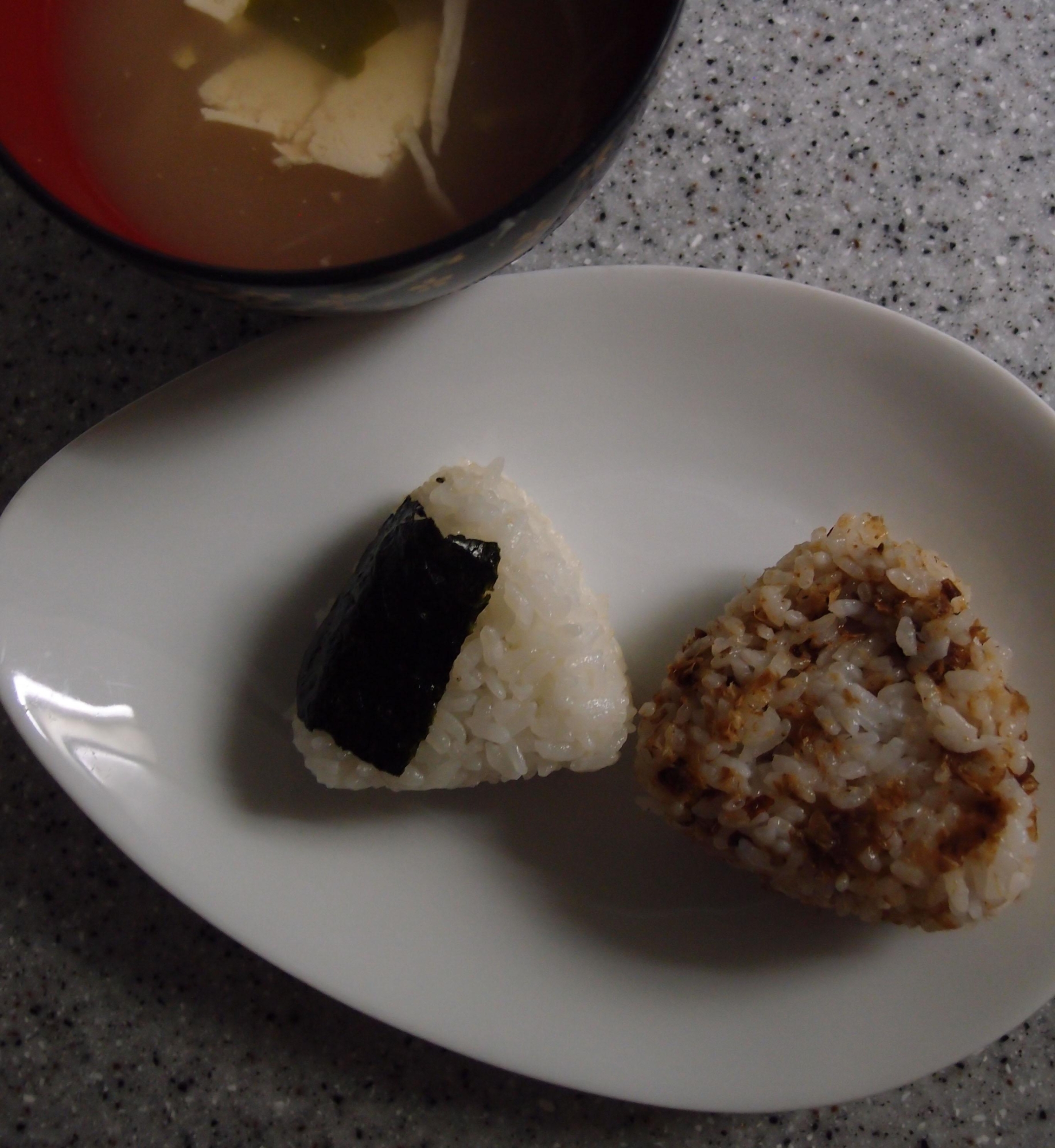豆腐とワカメのお味噌汁とおにぎりの朝食