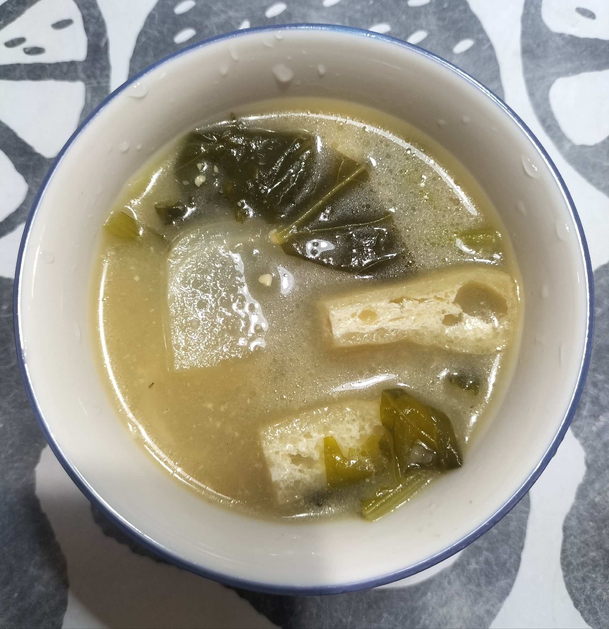 蕪の実と葉の減塩麹味噌汁