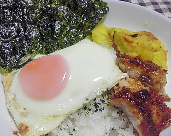 鶏肉と卵で目玉焼き丼