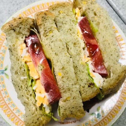 昨日作ったコーン
パセリの食パンで
サンドしました♪
いつも焼きたて食パン
美味しくて家族みんな
そのまま食べてなくなる
んです今回は無くなる前に
サンドです♪