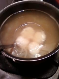 芋餅は片栗粉ですが、ニョッキは強力粉なのですね！パン作りで残った強力粉を使い切ることが出来て良かったです。
コンソメスープに入れて食べました。