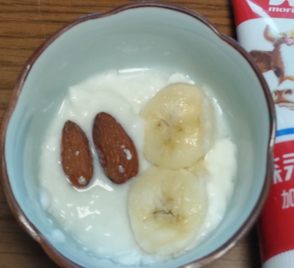 バナナとナッツヨーグルトに♪練乳を
