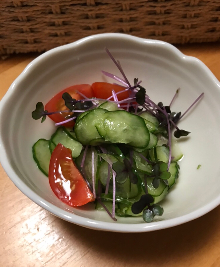 きゅうりとミニトマト、紫キャベツスプラウトのサラダ