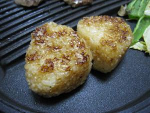 ホットプレートで焼きおにぎり