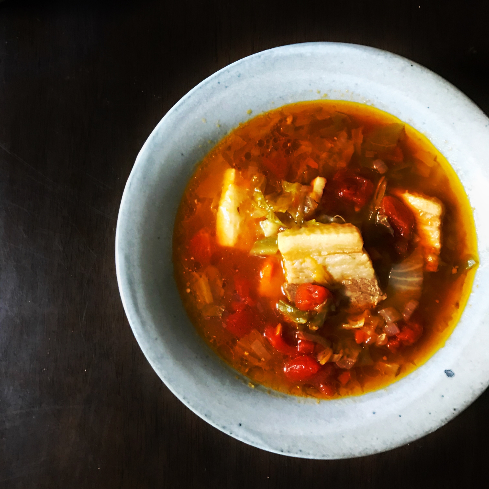 白い器に盛り付けたミネストローネ