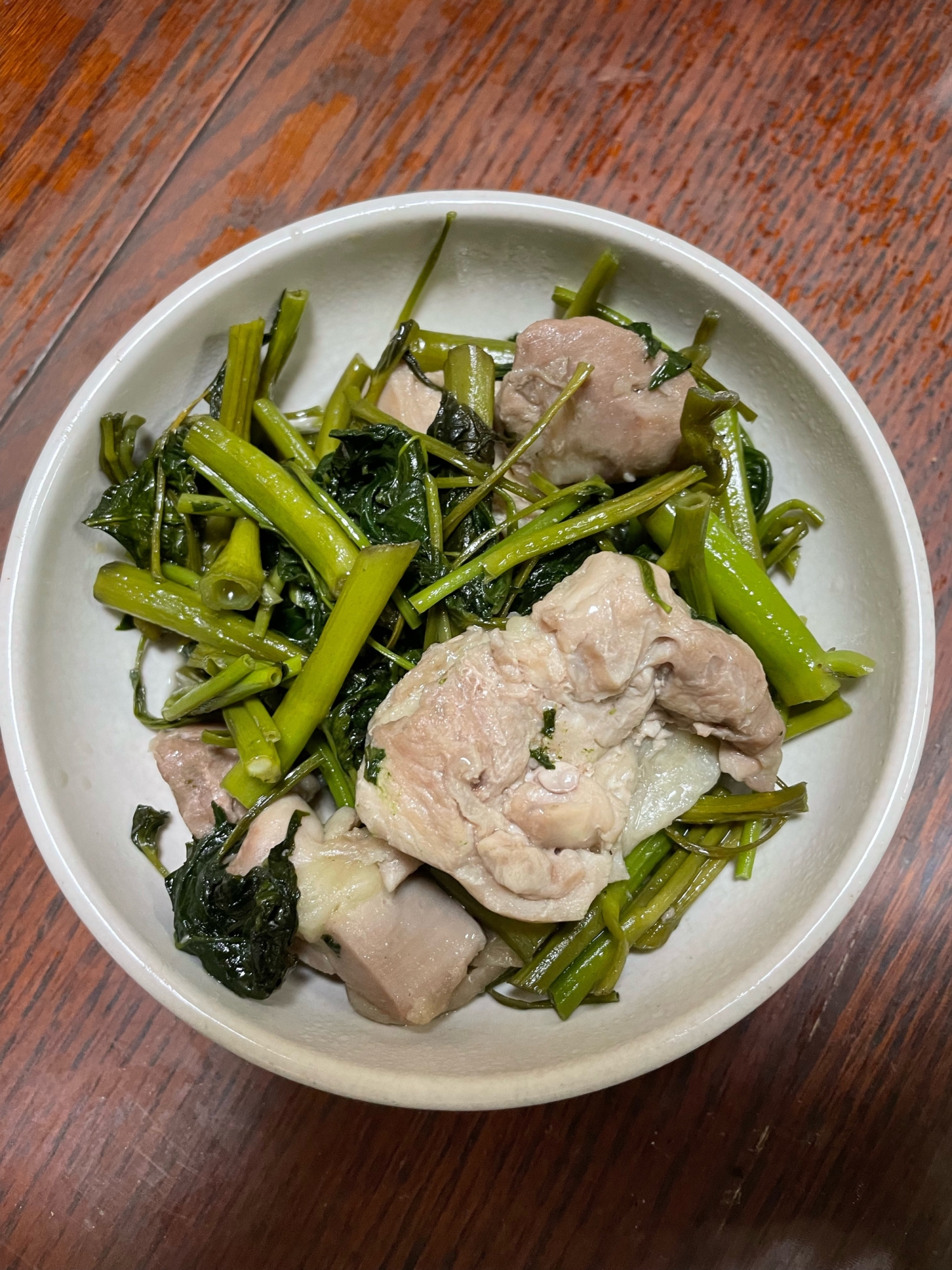 鶏もも肉と空心菜の酒蒸し