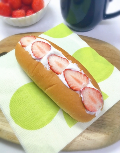 デラみーやんさん、苺のフルーツサンドを作りました♪苺の甘さが、とても美味しかったので、温かくなったらピクニックで食べようかな♡素敵なレシピありがとうございます！