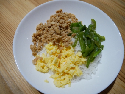 簡単定番♡三色そぼろ丼