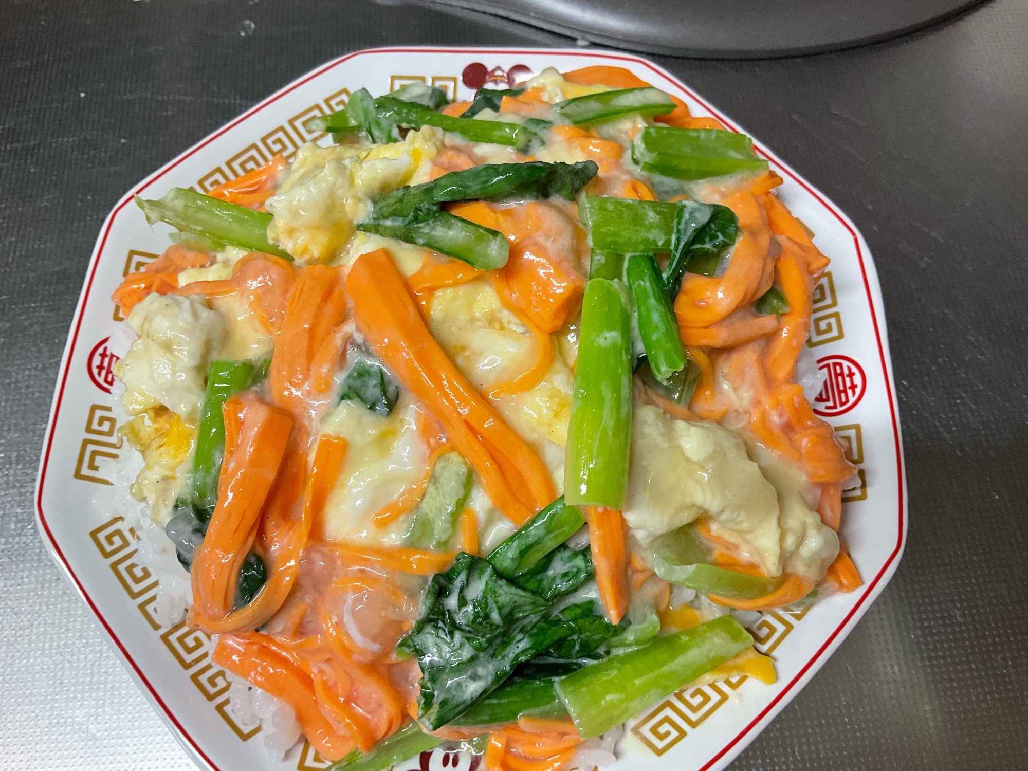 小松菜と玉子の炒めでカニカマあんかけ丼