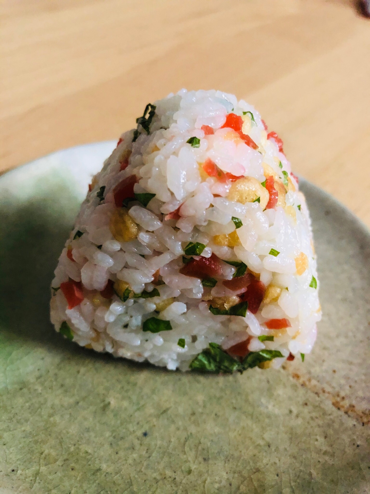 天かすと大葉とカリカリ梅のおにぎり